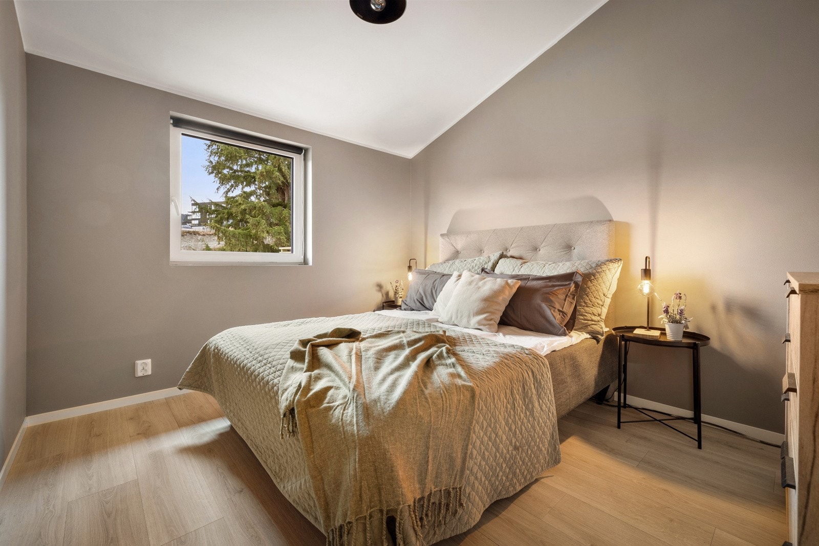 Hovedsoverommet måler 9,3 kvm og har plass til stor dobbelseng. Galleribilde