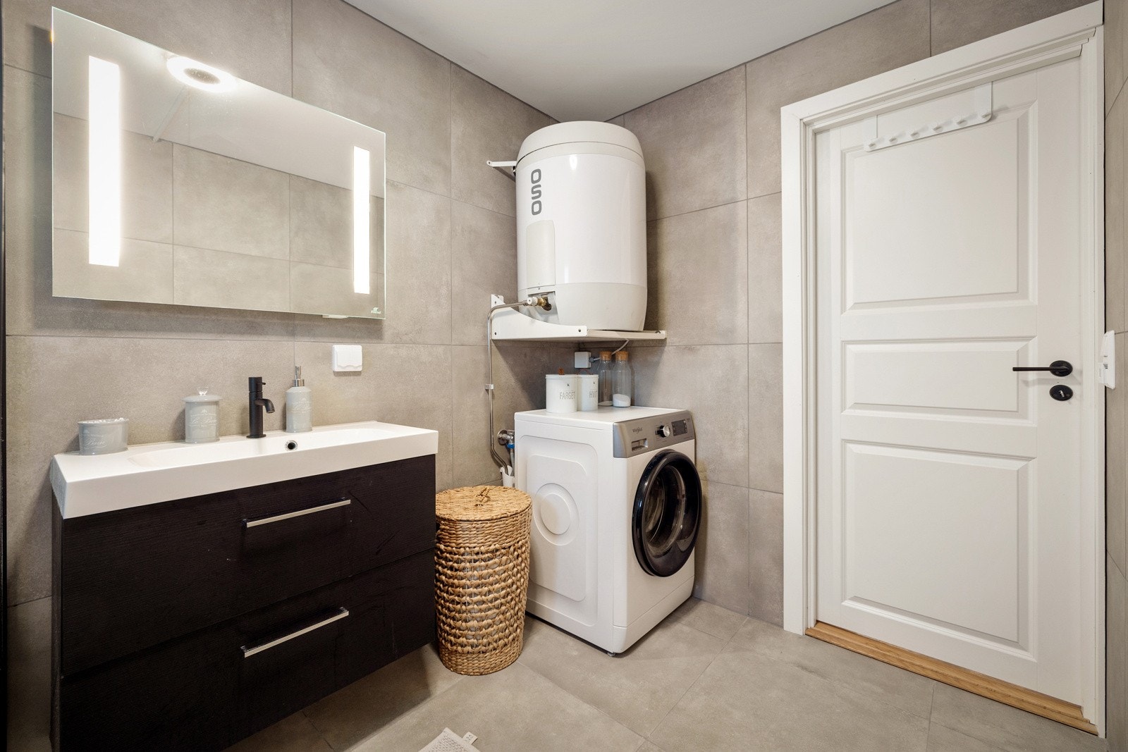 Rommet er innredet med nedfelt servant, toalett og dusjvegger/hjørne. Det er opplegg for vaskemaskin. Galleribilde