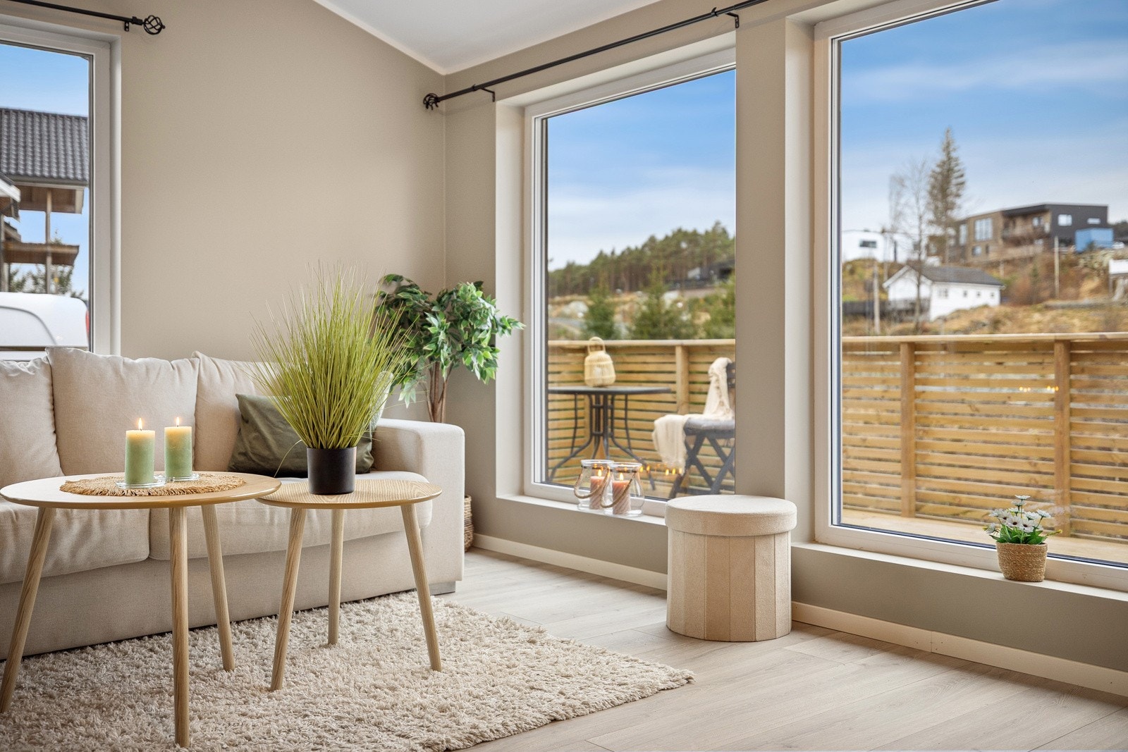 Store vindusflater gir rikelig med naturlig lys og utsikt og direkte utgang til terrasse Galleribilde