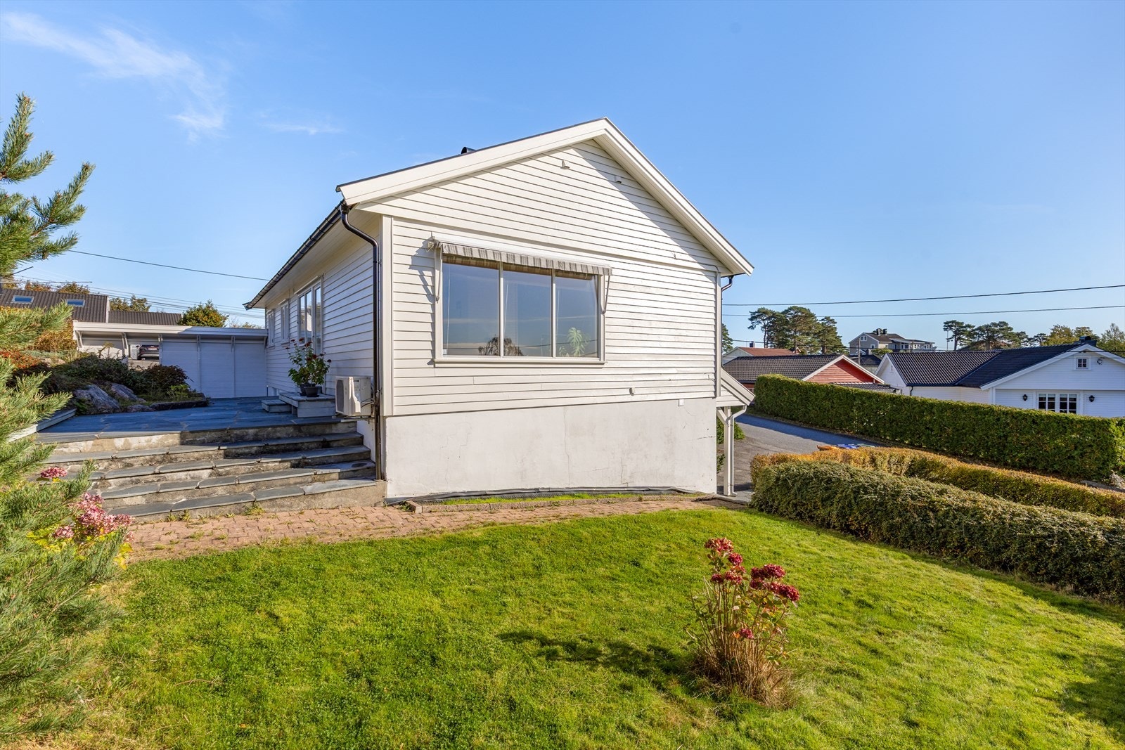 Det er stor tomt rundt boligen som gir rom for feks kjøkkenhage eller likn. Galleribilde