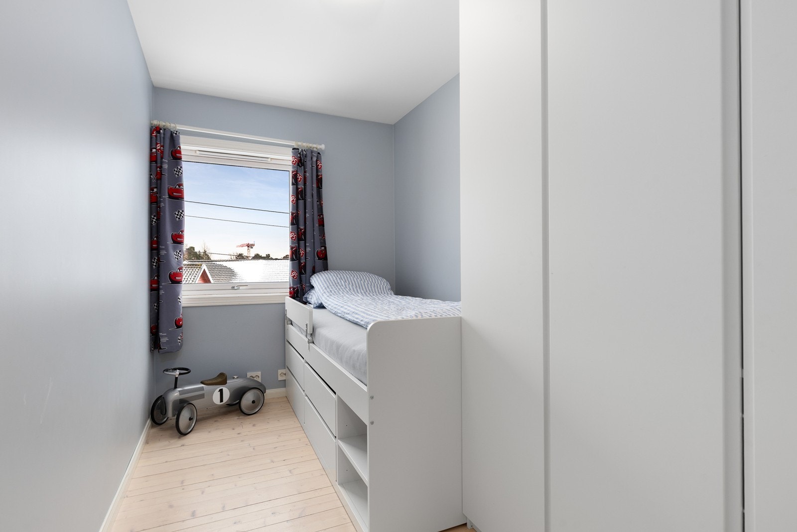 Soverom 3 med plass til seng og har integrerte garderobeskap Galleribilde