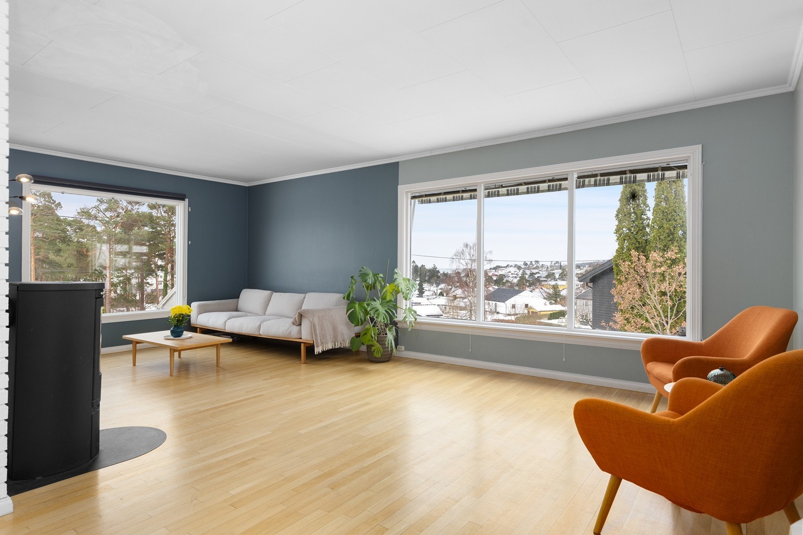 Romslig stue med flere gode møbleringsmuligheter Galleribilde