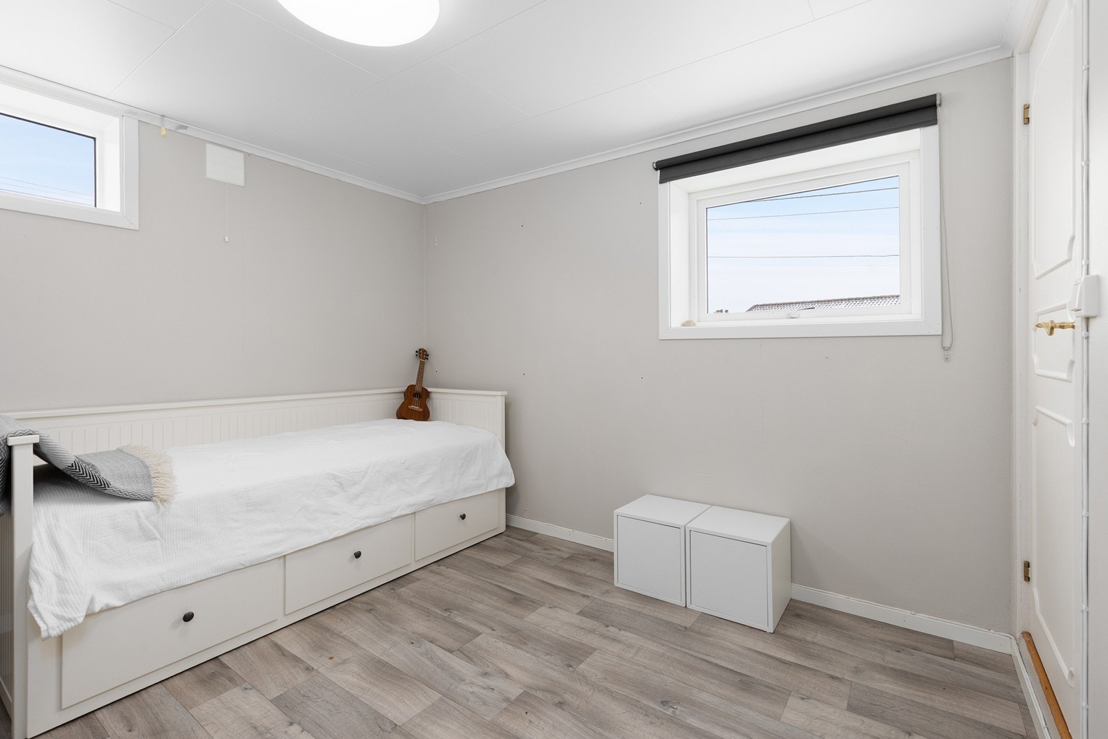 Romslig soverom i u.etg med god plass til seng og møbler Galleribilde