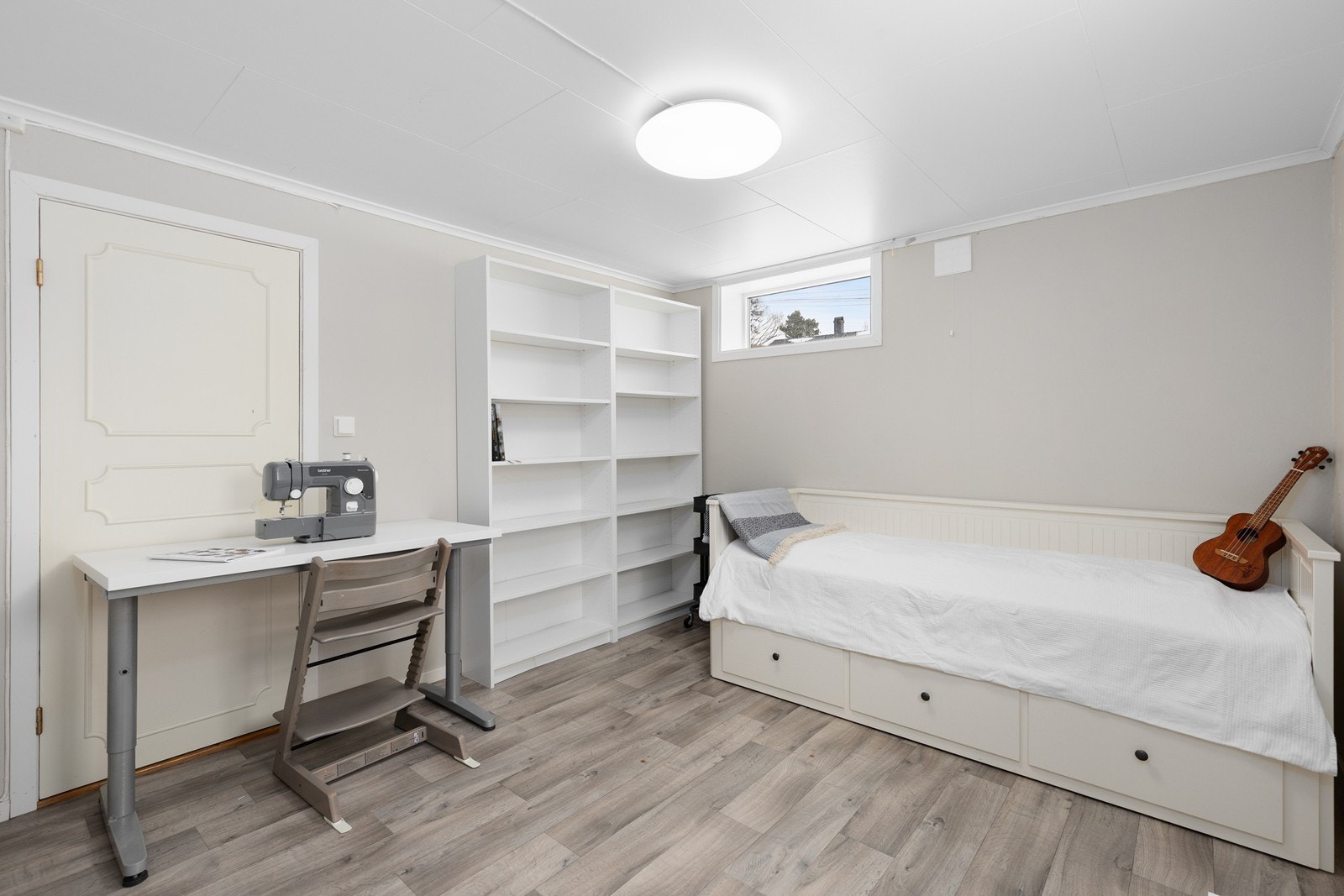 Lyst og romslig soverom i underetasjen med god plass til seng og garderobe Galleribilde