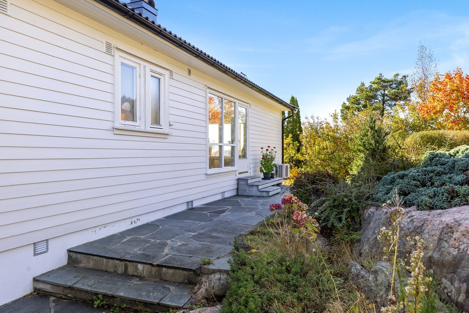 Fra stuen er det direkte utgang til en av flere terrasser og hagen. Galleribilde