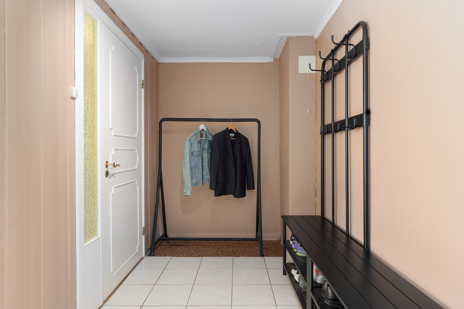 Det er god plass til garderobeopphengt i gangen/hallen nede Galleribilde