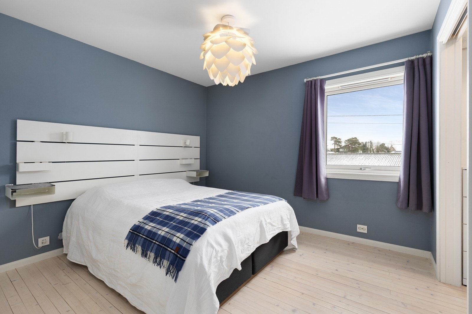 Hovedsoverom med god plass til dobbeltseng og walk-in closet Galleribilde