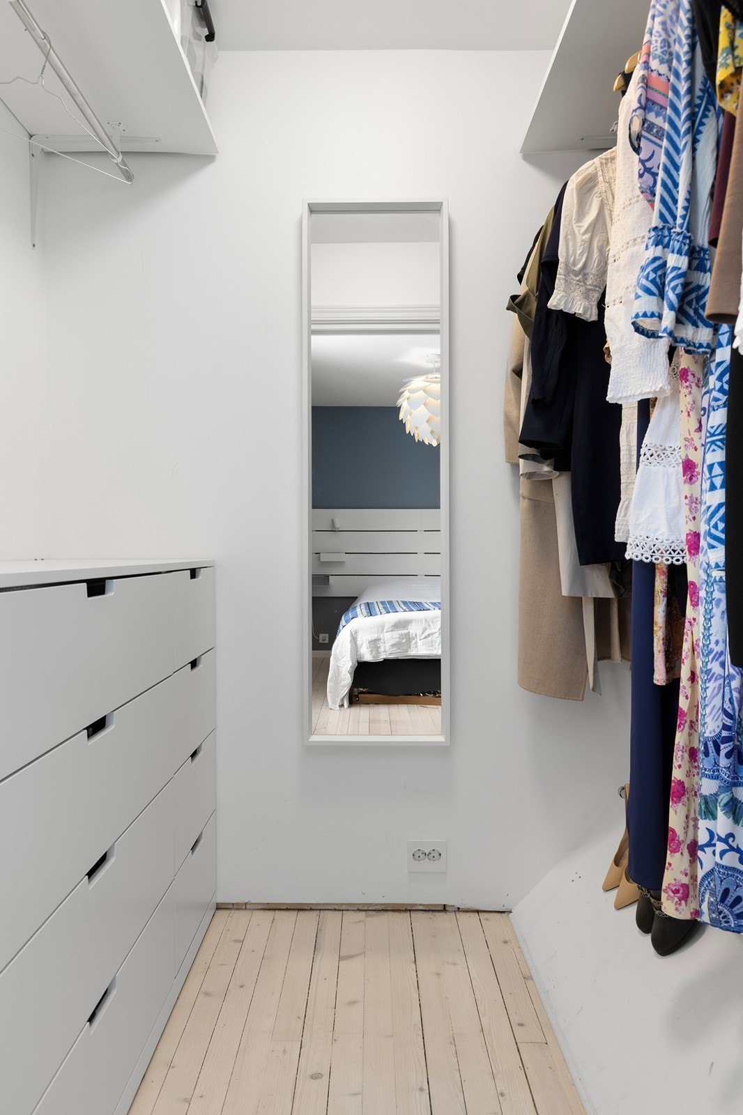 Garderoberom med oppheng og plass til kommode Galleribilde