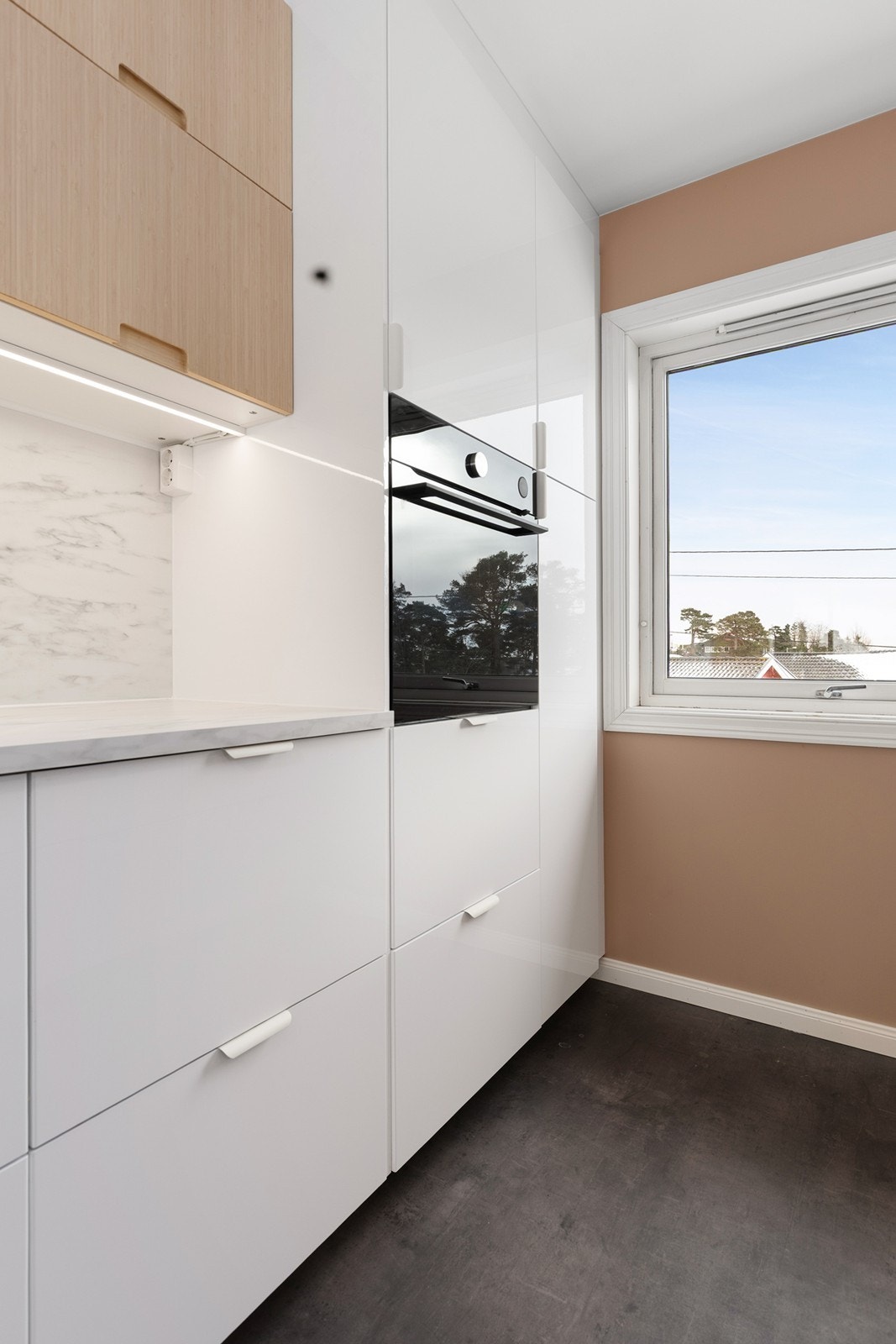 Innredning i stilren utførelse og integrerte hvitevarer Galleribilde