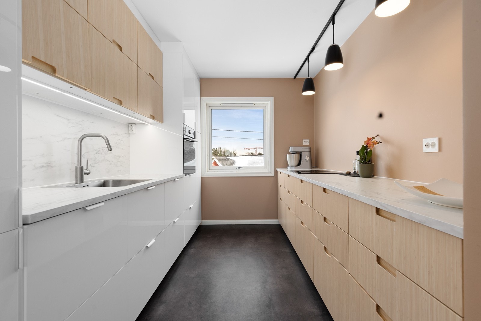 Kjøkken er effektivt innredet med innredning på begge sider Galleribilde