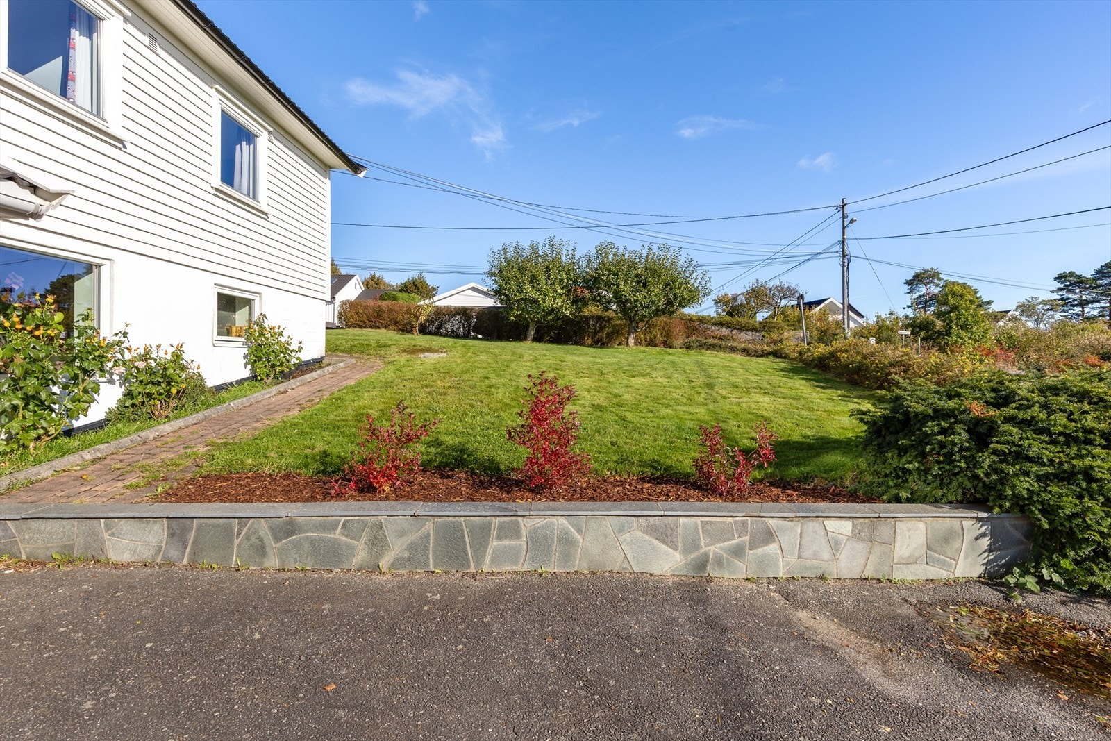 Romslig, solrik og lettstelt tomt Galleribilde