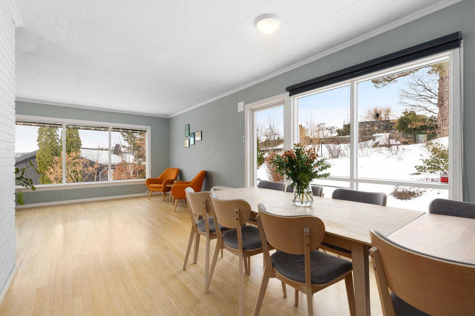 Fra stuen er det dør ut til et deilig terrasseanlegg samt hagen på baksiden av huset Galleribilde