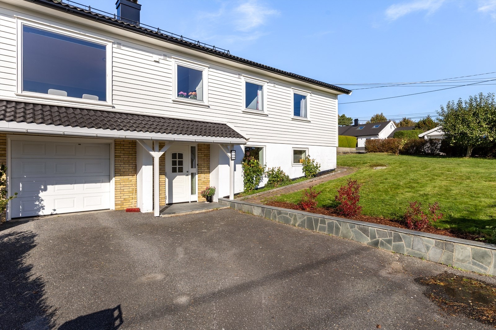 Boligen har integrert garasje Galleribilde