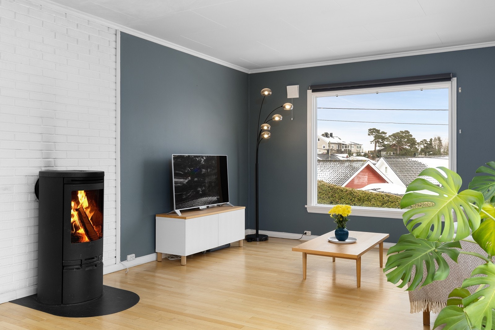 Store vinduer som gir godt lysinnfall og sikrer god utsikt til området rundt og sjøutsikt Galleribilde