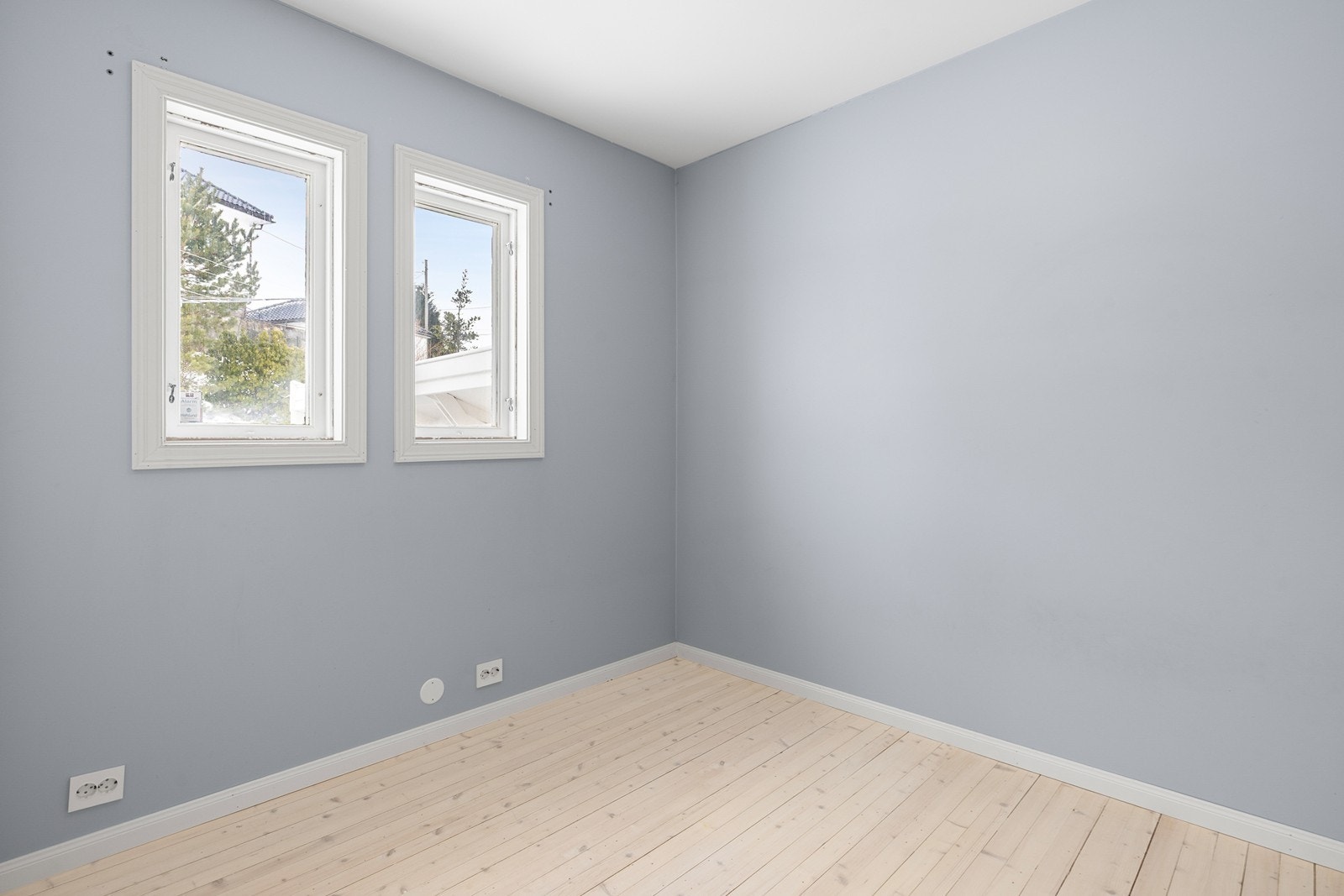 Lyst og trivelig soverom med god plass til stor seng Galleribilde