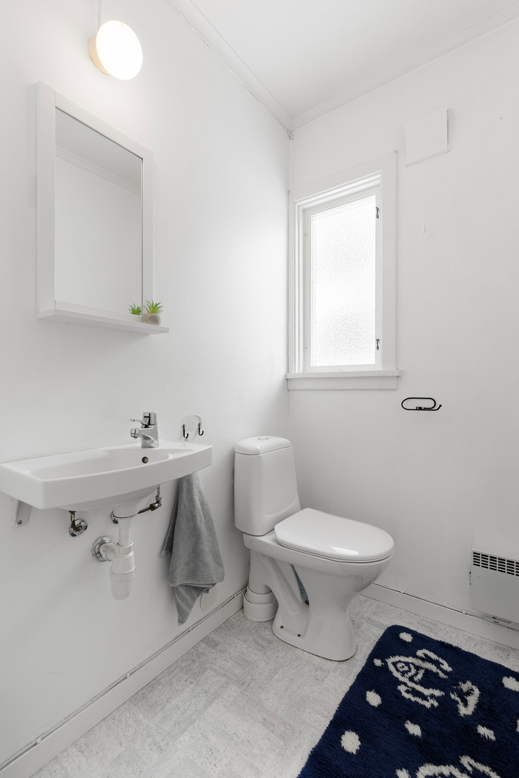 Gjeste wc ved siden av badet Galleribilde