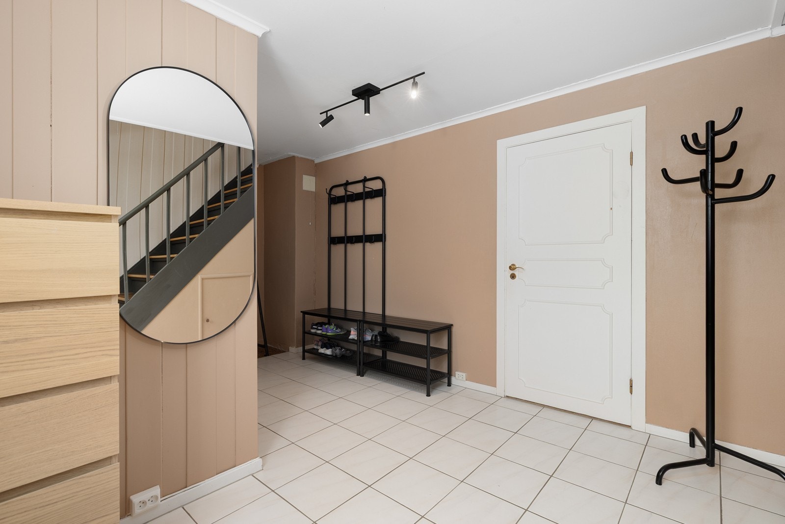 Hall i u.etg med fliser på gulv og adkomst til vaskerom Galleribilde