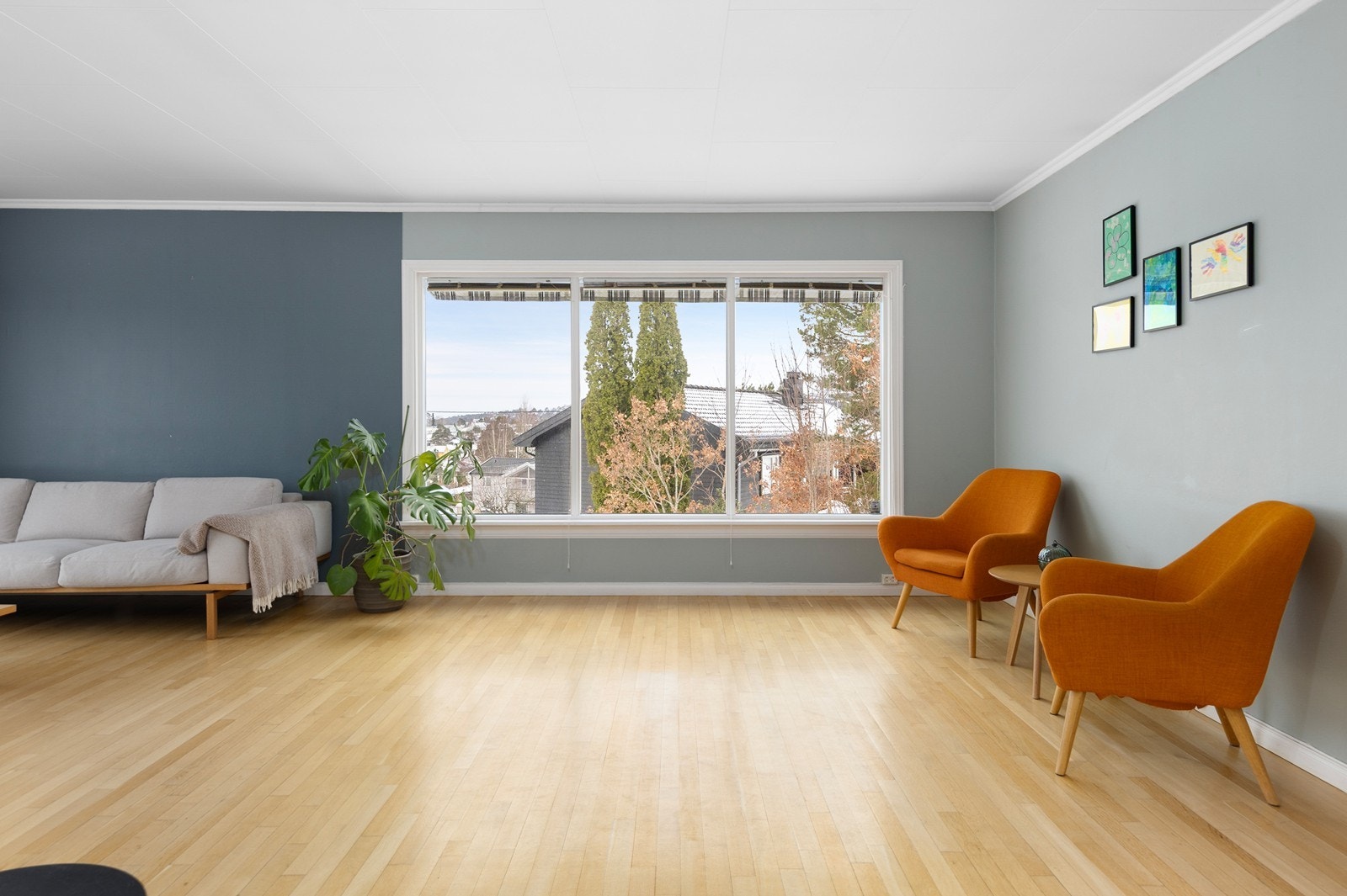 De store vinduene i stuen gir godt lysinnslipp og herfra kan man nyte sjøutsikten Galleribilde