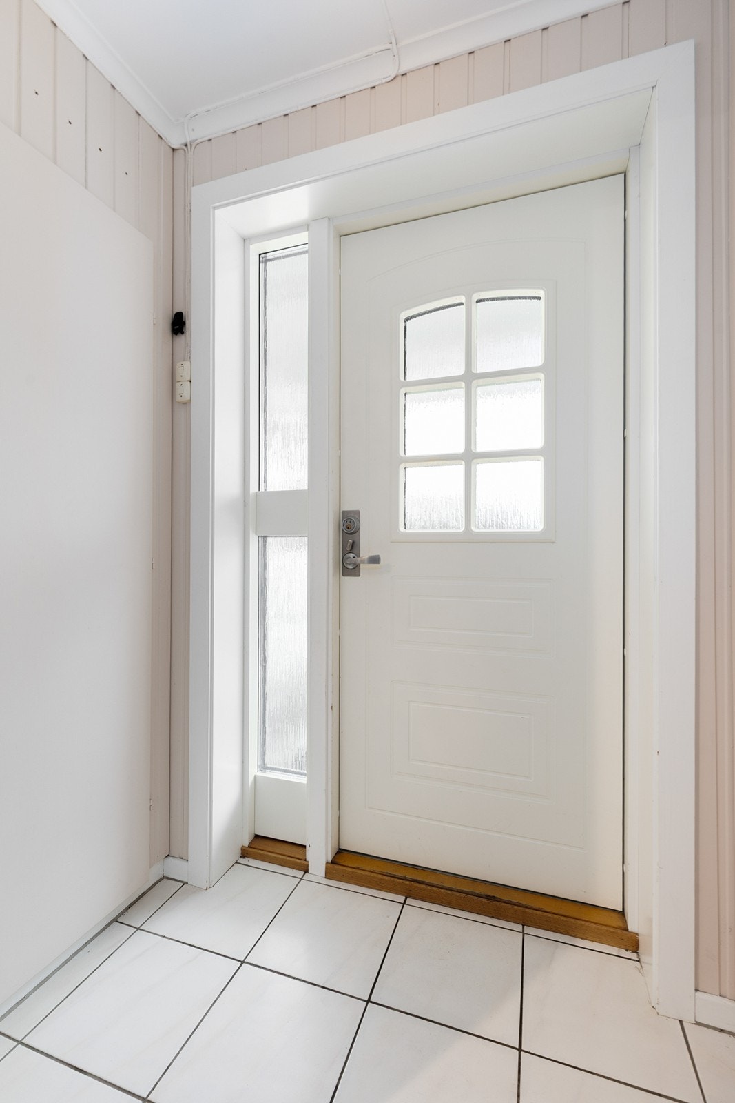 Yttergang med fliser på gulv. Galleribilde