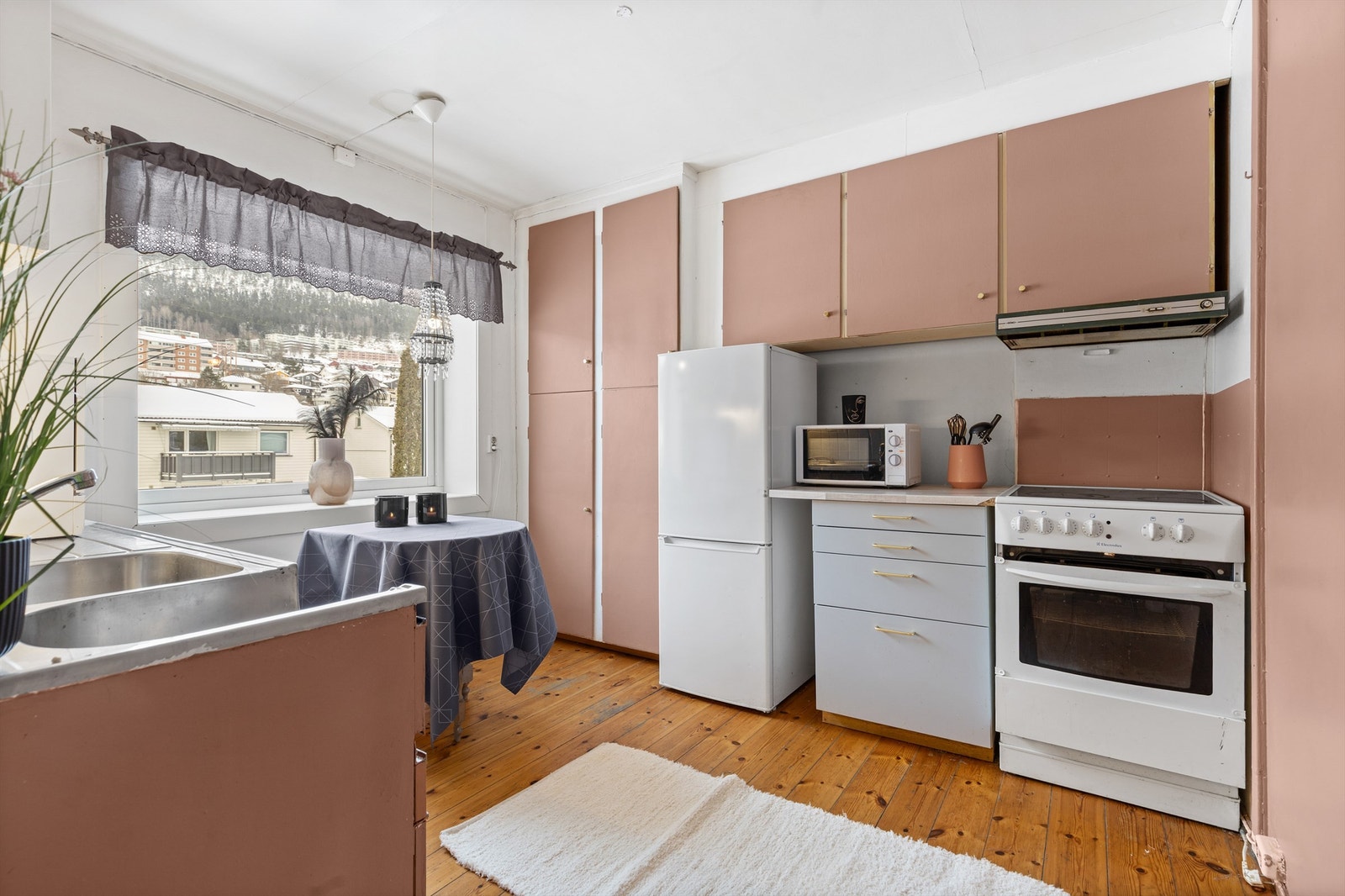 Kjøkkeninnredning med glatte fronter fra byggeår Galleribilde