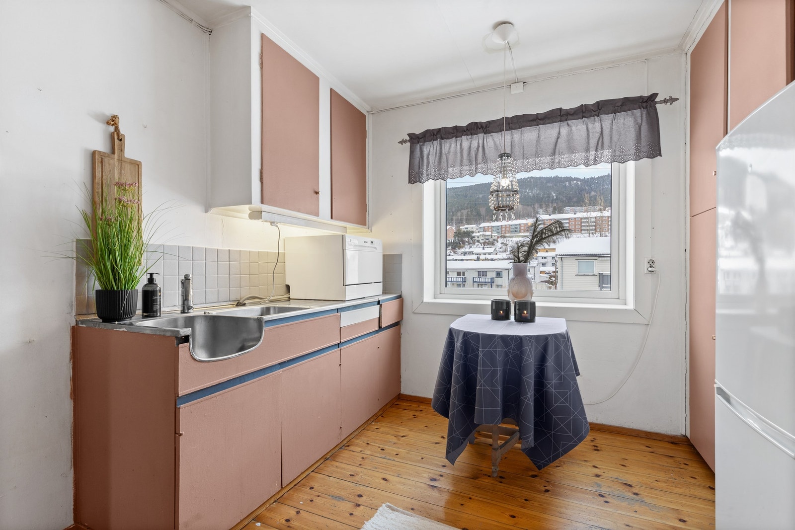 Kjøkkenvask med armatur og kjøle-/fryseskap Galleribilde