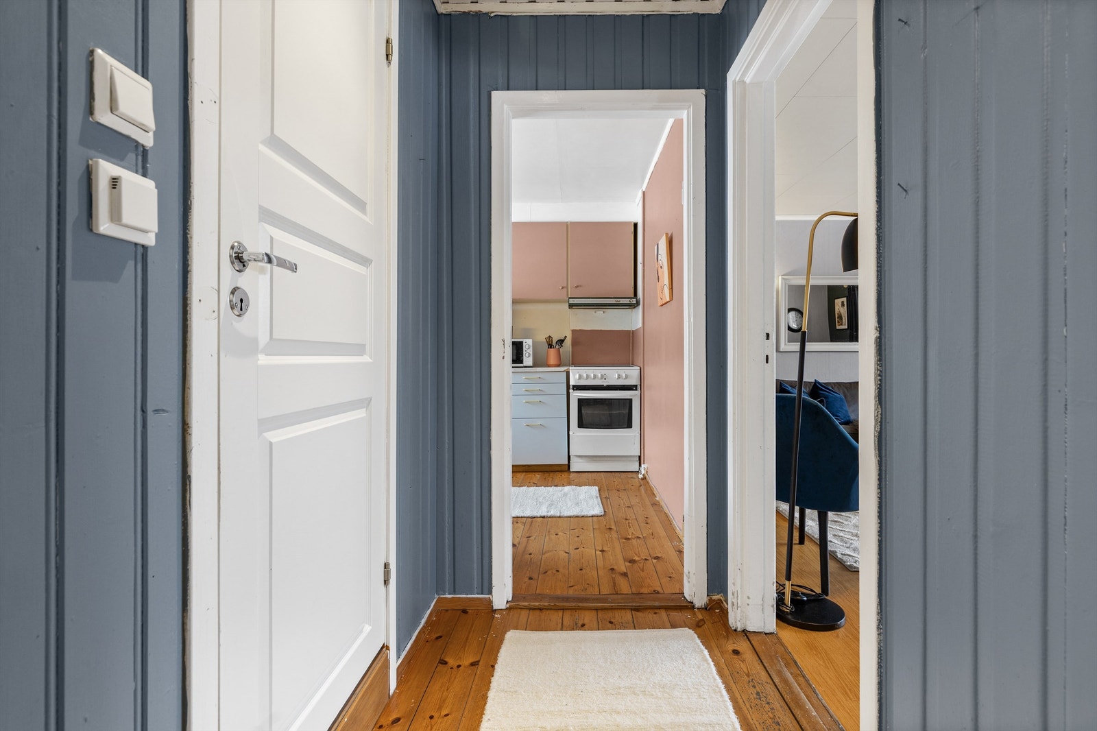 Entré med adkomst til bad, kjøkken og stue Galleribilde