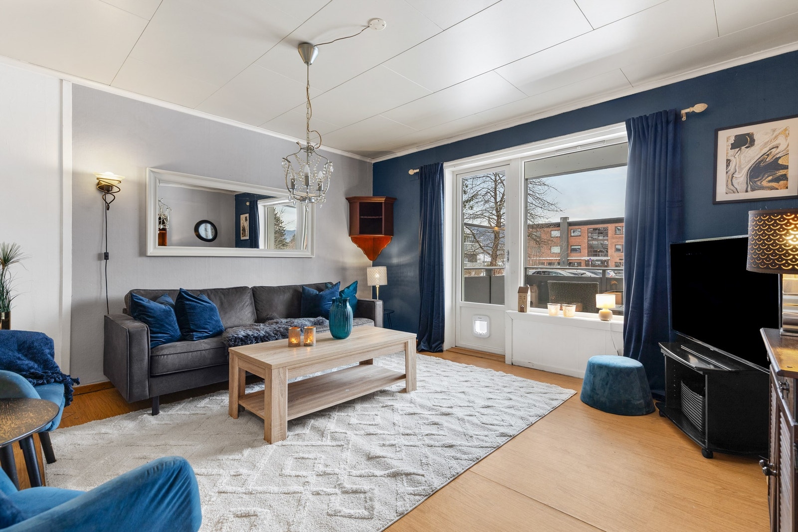 Store vindusflater i stue som gir godt med lysinnslipp Galleribilde