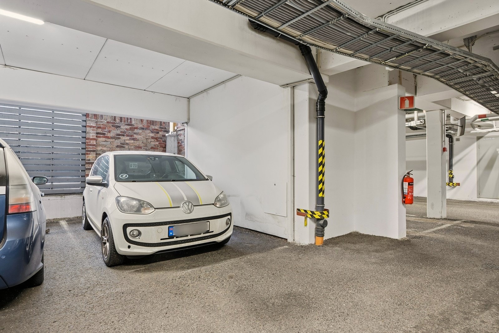 Leiligheten disponerer en parkeringsplass (D23) Galleribilde