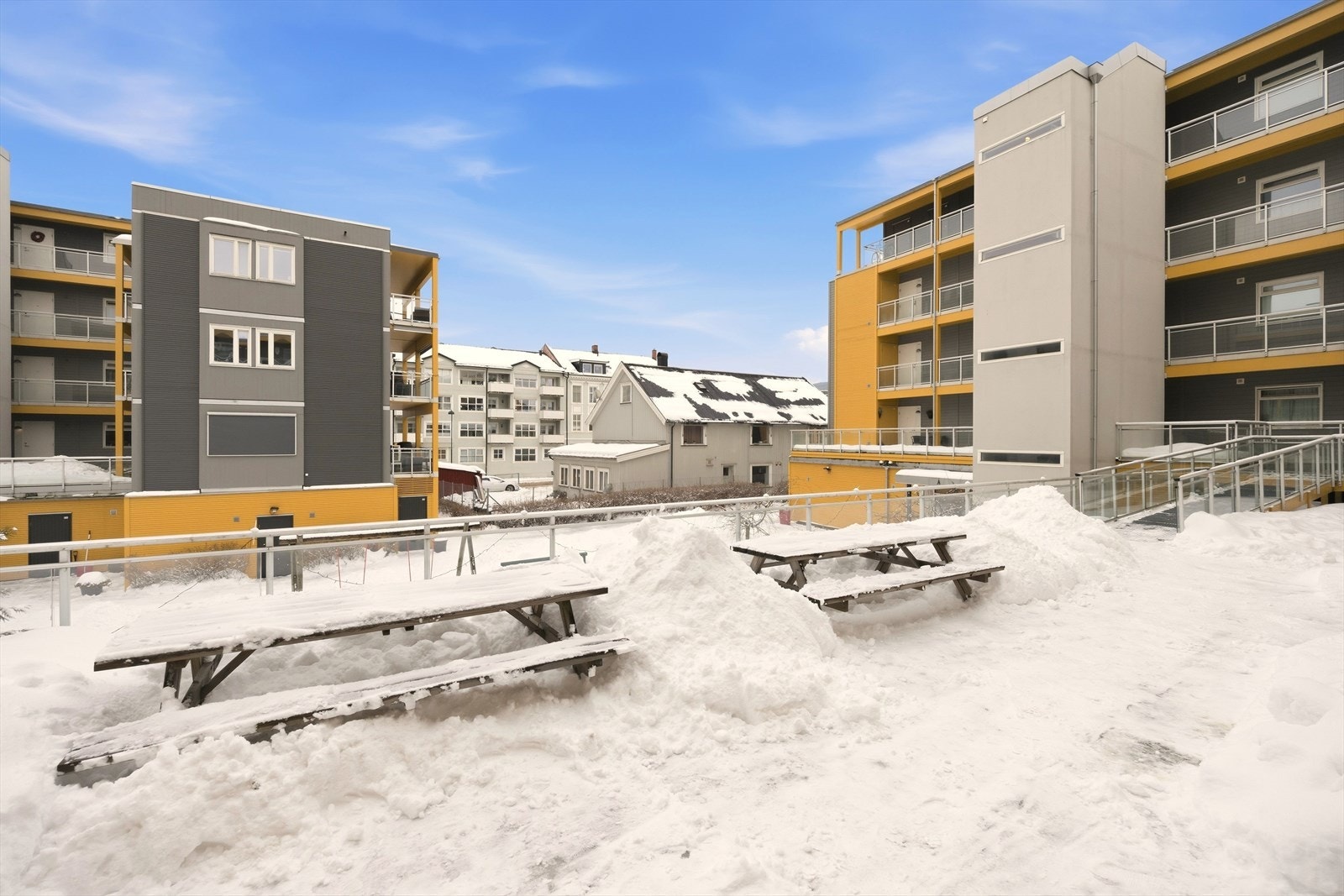 Sittebenker og lekeplass Galleribilde