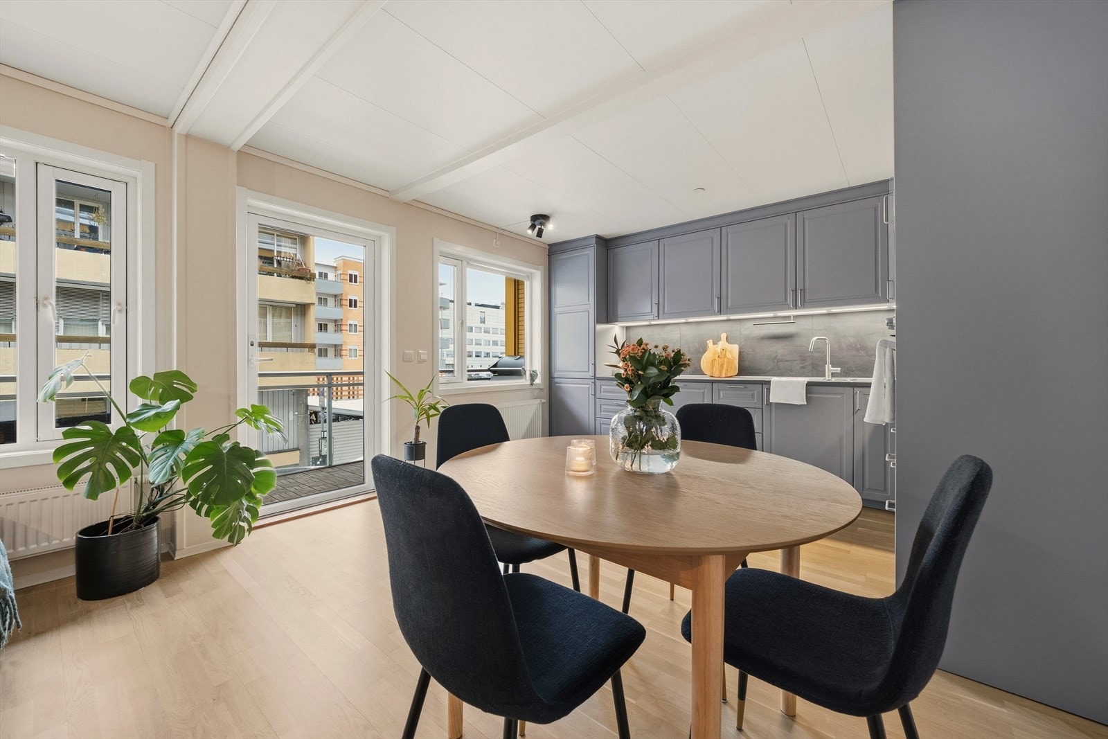 Naturlig plass for spisebord i tilknytning til kjøkkenet Galleribilde