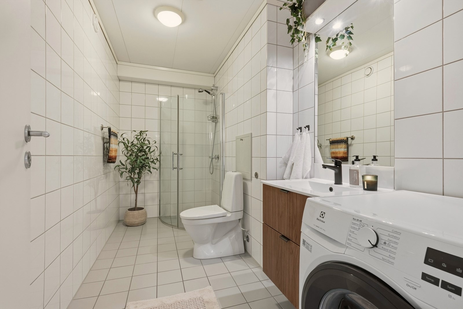 Meget romslig bad med flislagte overflater og varmekabler i gulv Galleribilde