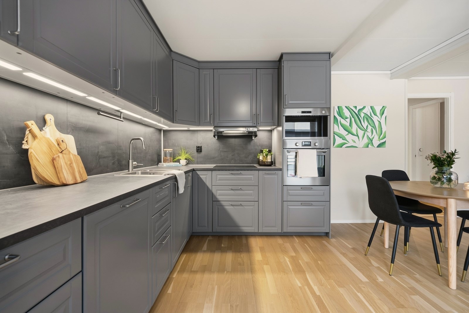 Kjøkkenet er utstyrt med hvitevarer som mikro, stekeovn, platetopp, kjøl/fryseskap og oppvaskmaskin Galleribilde