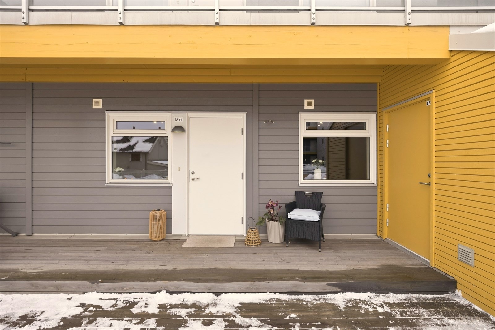 Flott inngangsparti med terrasseplatting og tilknytning til utvendig bod Galleribilde