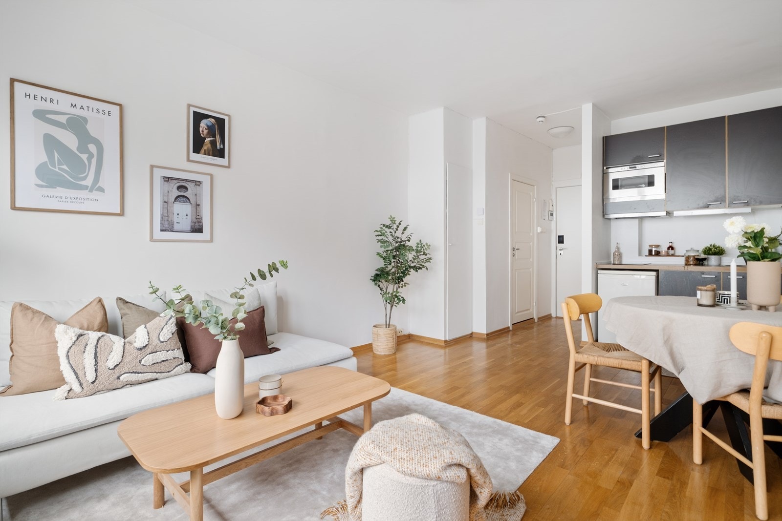 Kjøkken med åpen løsning mot stuen. Galleribilde