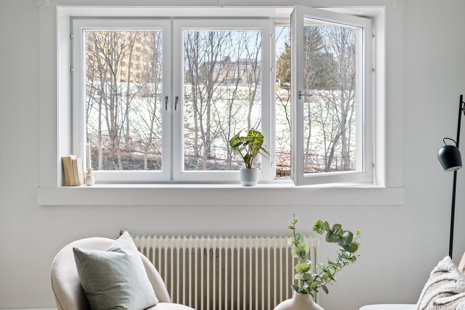 Store vindusflater som gir rikelig med luft og lys. Her bor du høyt og fritt uten innsyn. Galleribilde