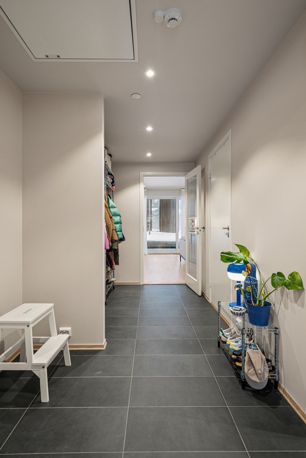 Entré/gang binder sammen stue og soveromsdel. Galleribilde