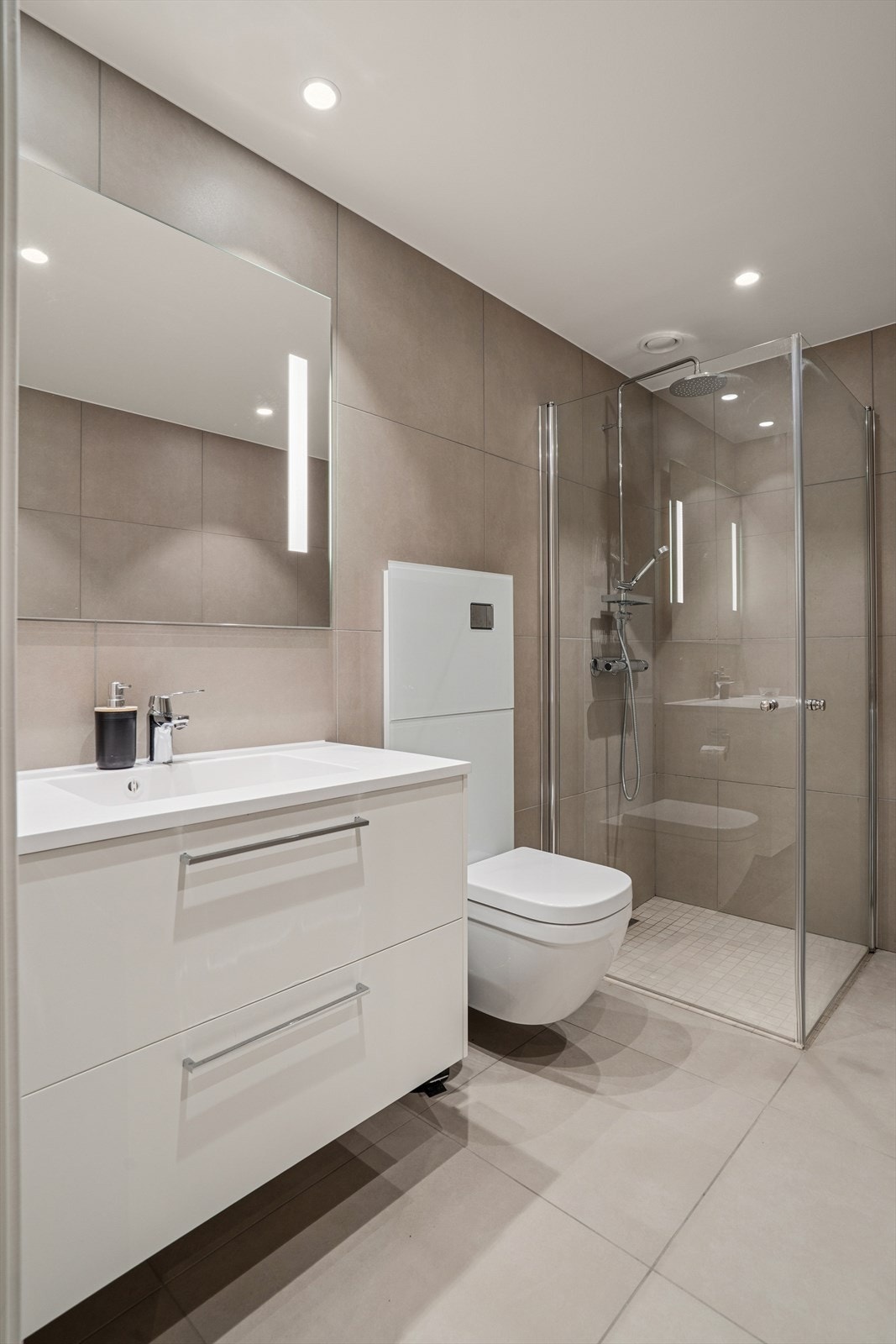 Bad med oppbevaring i skuffeseksjon. Galleribilde