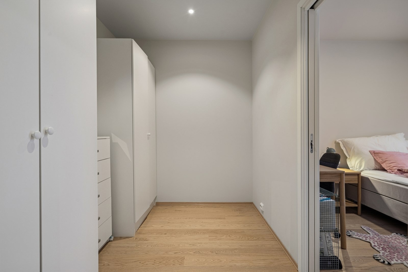 Walk-in garderobe som kan brukes av begge soverom. Galleribilde