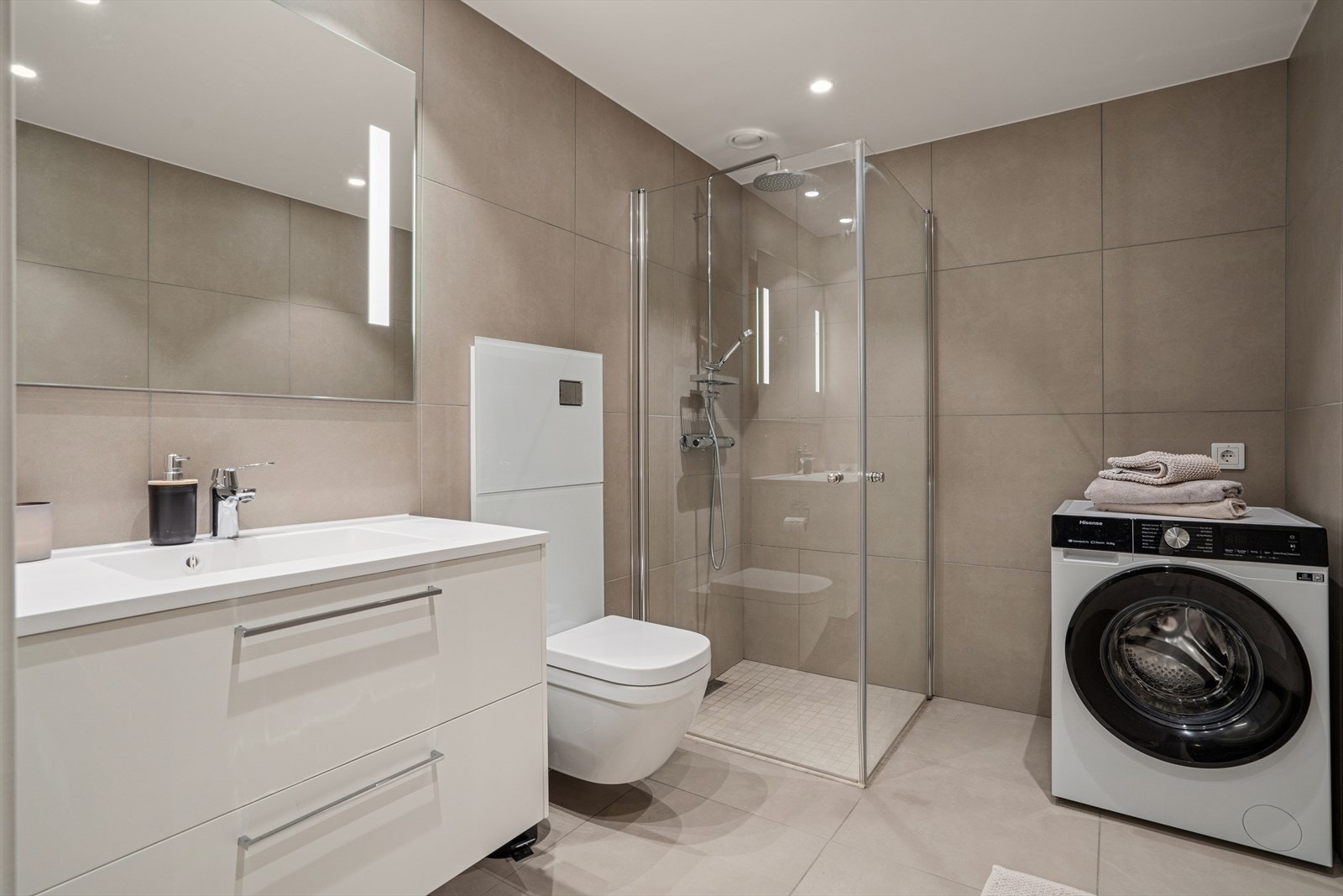 Flott flislagt bad med varme i gulv. Galleribilde