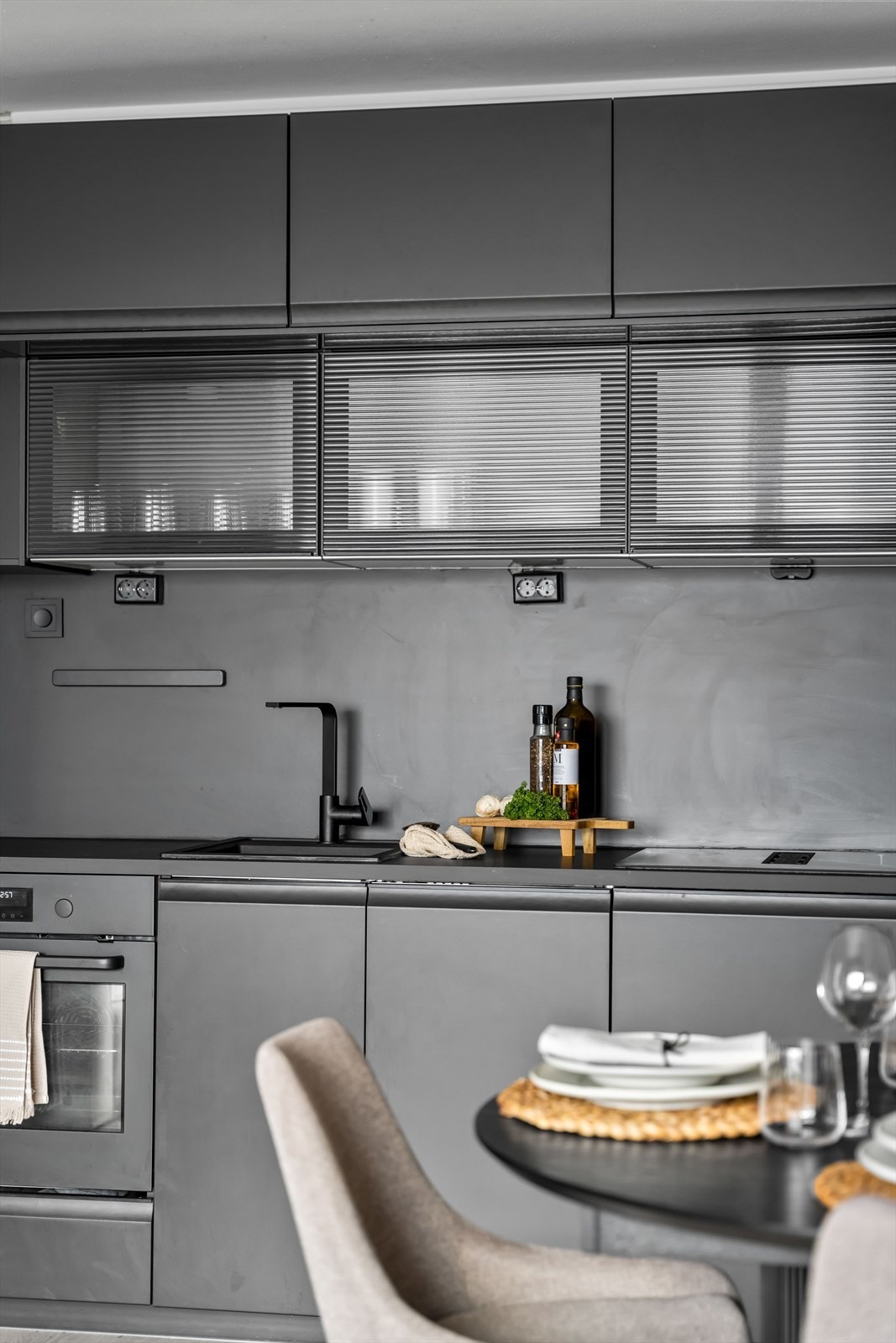 Kjøkkenet har godt med skapplass. Galleribilde