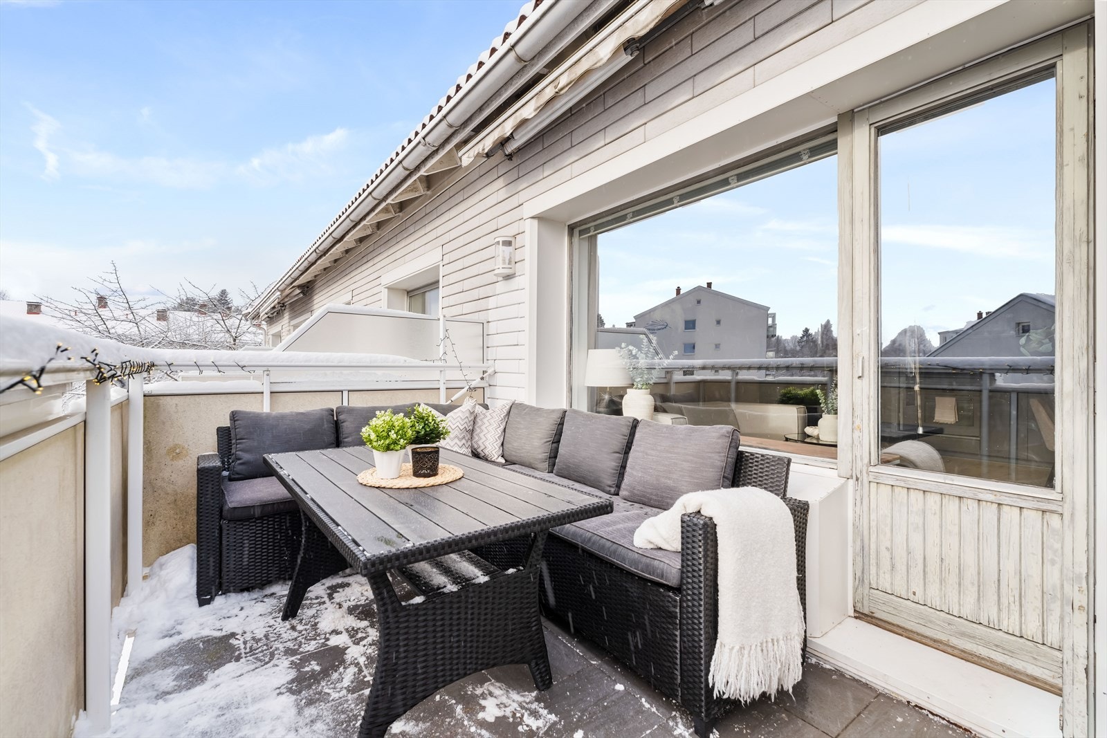 Fra stuen er det utgang til en solrik balkong på 7 kvm med hyggelig utsyn og god plass til utemøbler. Galleribilde