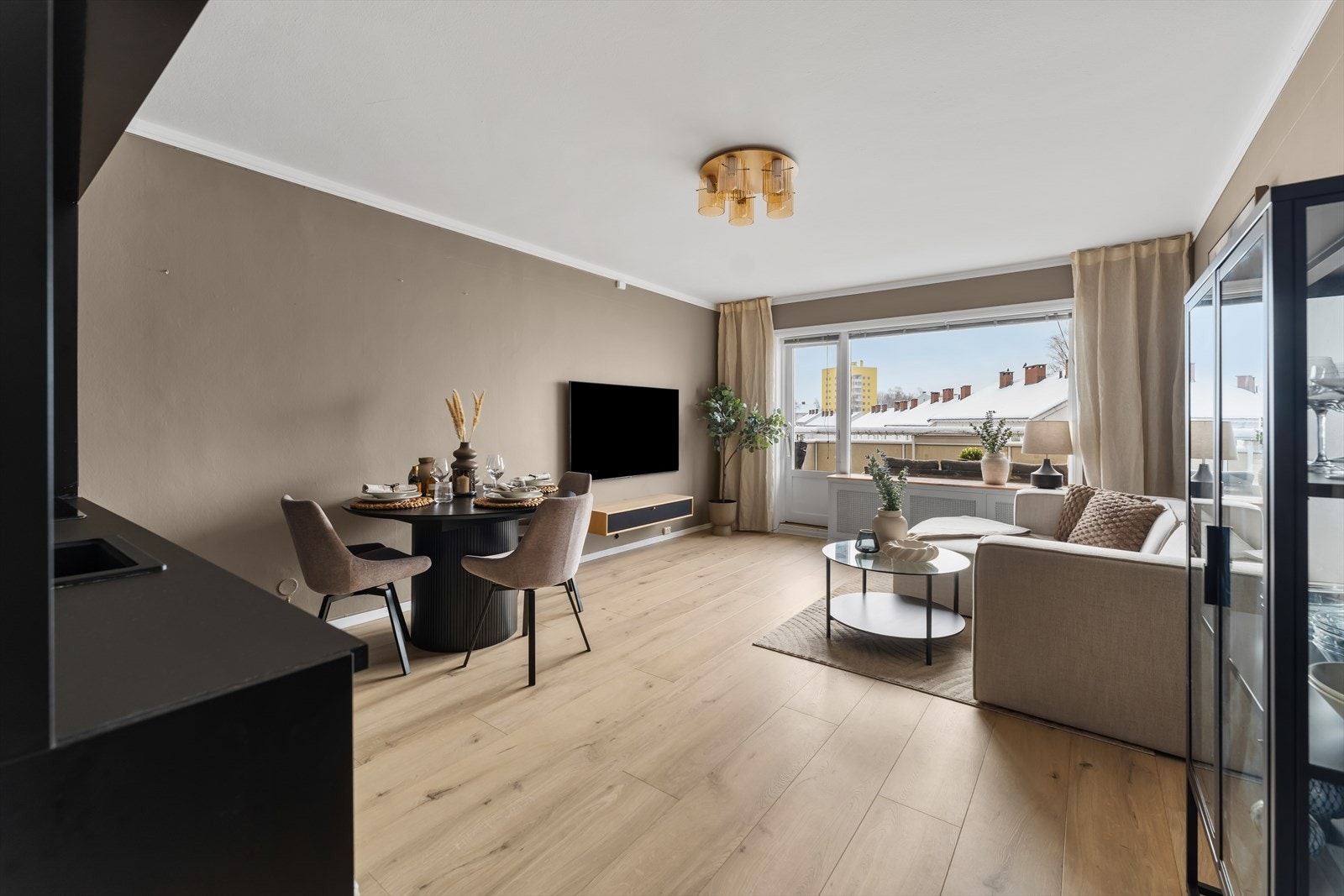 Boligen ble vesentlig oppgradert i 2024 med bl.a. nytt kjøkken, optimalisert planløsning, nye gulv og malte overflater. Galleribilde