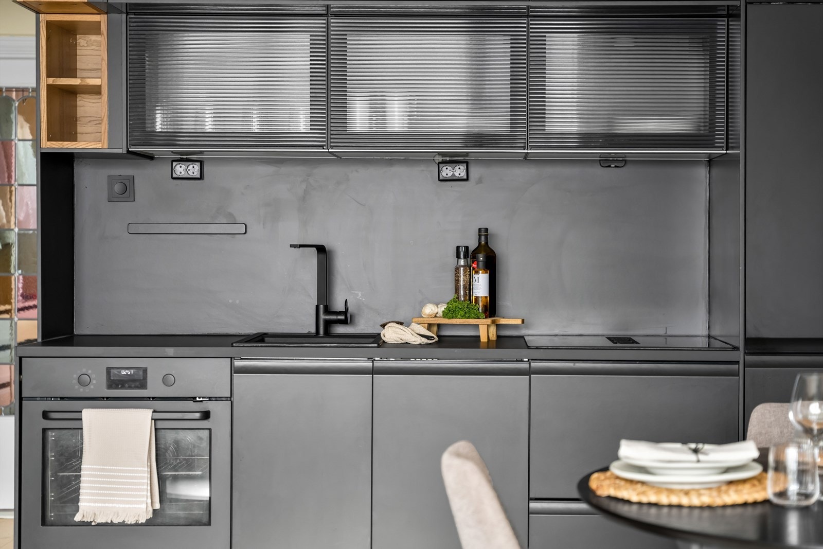 Nedfelt kum, integrert komfyr, induksjon platetopp med kullfilter vifte, oppvaskmaskin og kjøl/frys. Galleribilde