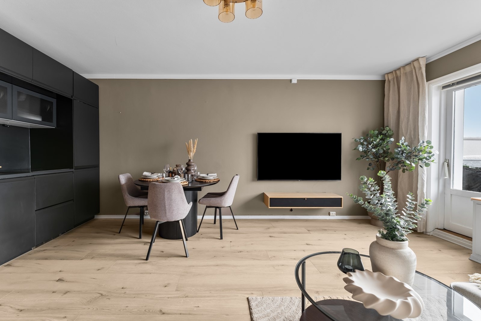 God plass til sofa, TV-seksjon og spisegruppe. Galleribilde