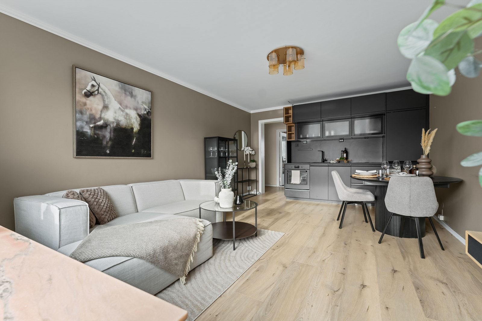 Varmtvann og fyring er inkludert i felleskostnadene. Galleribilde