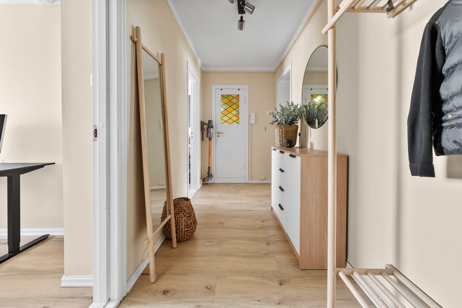 Innbydende entré med god plass til oppbevaring av sko og yttertøy. Galleribilde