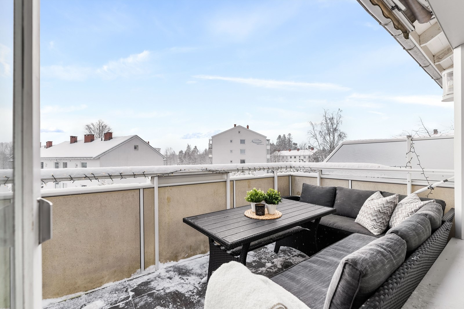 En lys og moderne 3-roms toppleilighet beliggende i et veletablert og populært boligområde på Lambertseter. Galleribilde