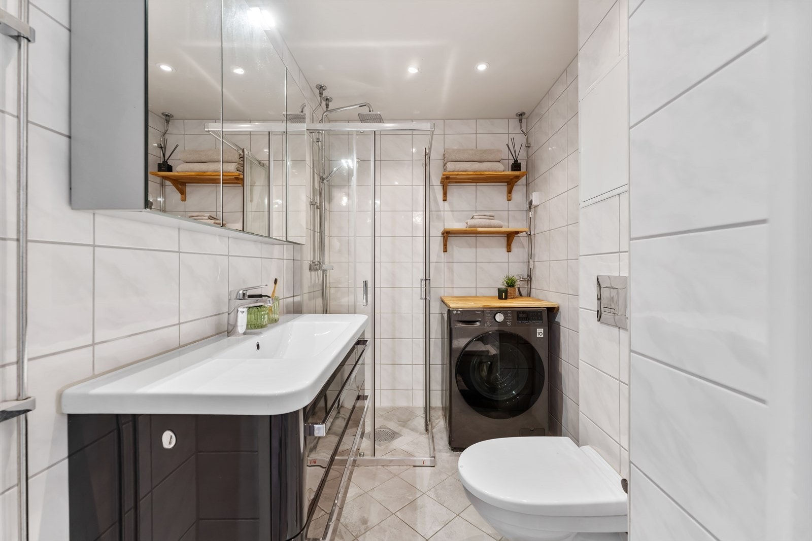 Flislagt bad fra 2017 med varmekabler og opplegg for vaskemaskin. Galleribilde