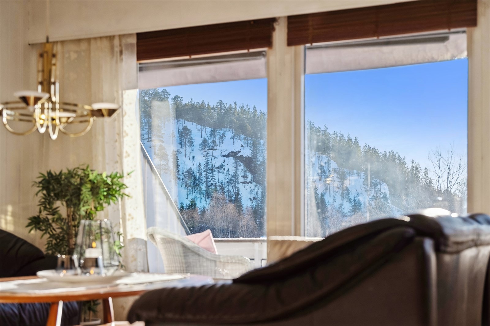 Store vindusflater bidrar til en god romfølelse. Galleribilde