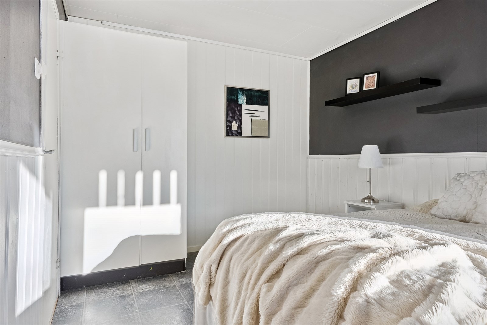 God plass til seng med tilhørende møblement. Garderobeskap.. Galleribilde